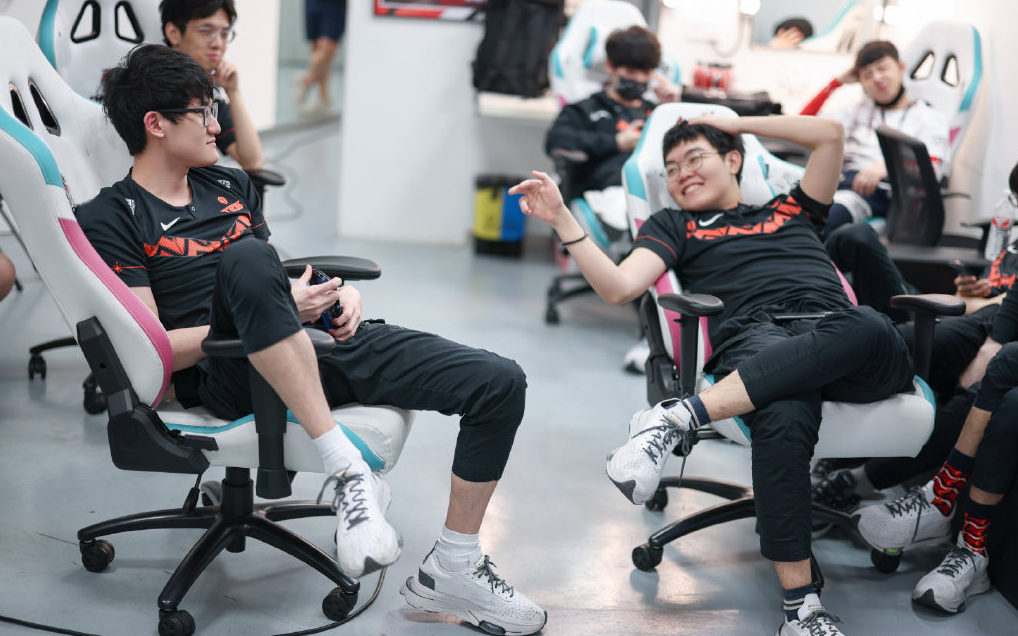 泰国队鏖战马来西亚队，黄鸭组合关键制胜