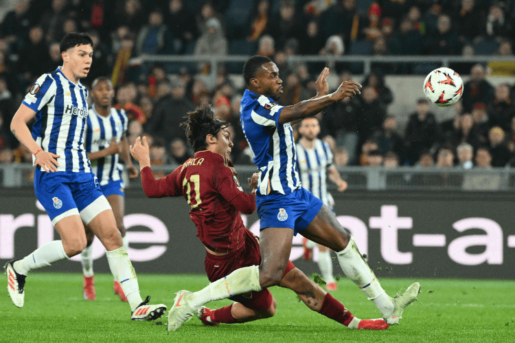 波尔图门将神勇扑救，帮助球队取得胜利