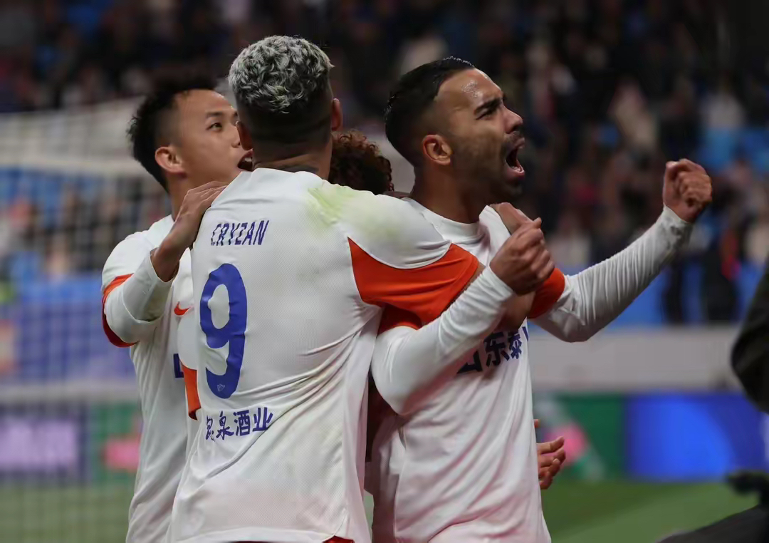 国内足球联赛势力对抗，裁判风波频发