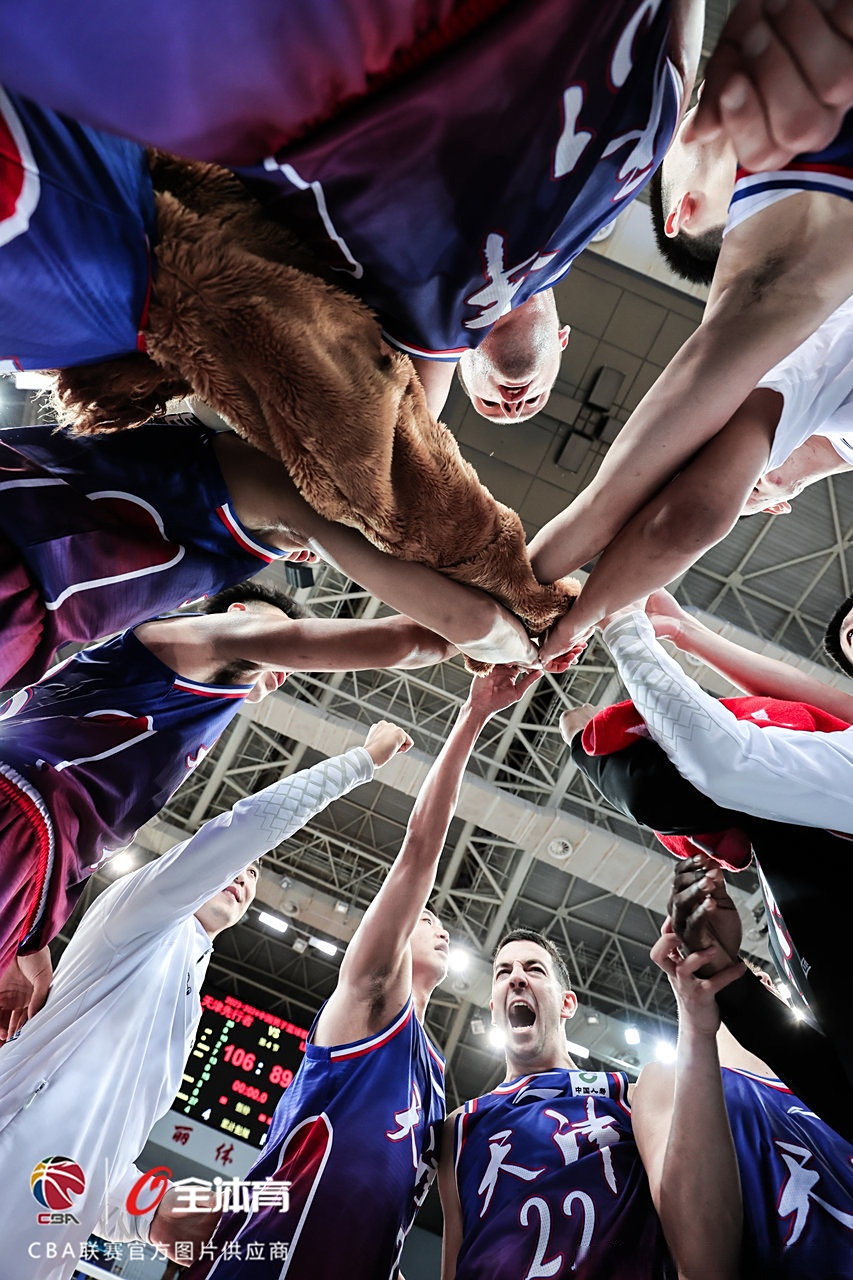 翻开胜利一页，球员们团结一致战斗到底