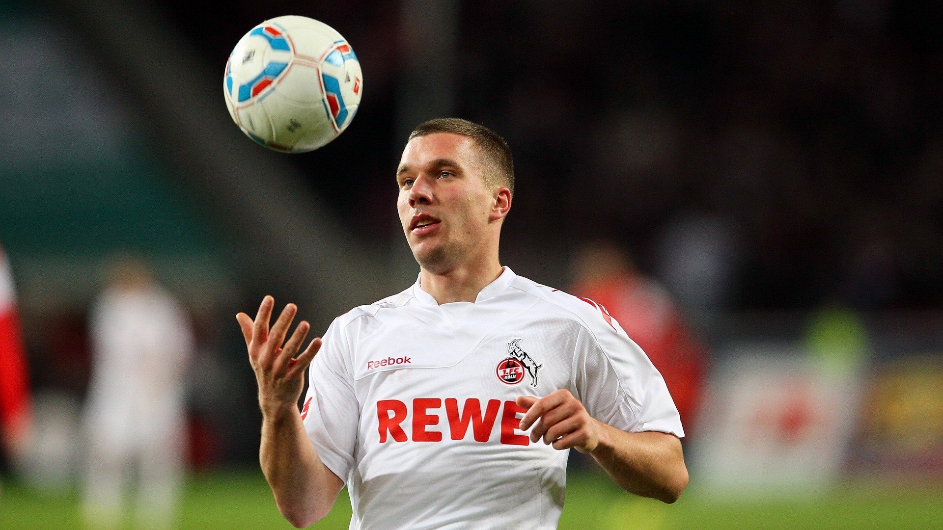 英超争冠之夜，西亚卡姆跨域闪耀，当篮球巨星照亮绿茵场的启示